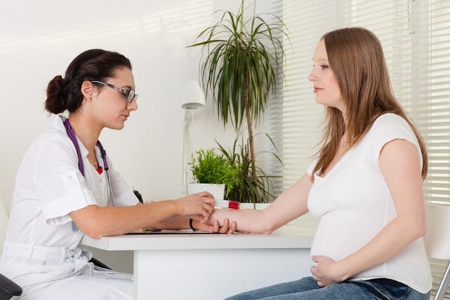 בדיקות טרום לידה גנטיות הן סדרת הליכים המבוצעים במהלך השליש הראשון להריון, על מנת לקבוע אם התינוק עלול להיוולד עם מומים פרטניים. רוב הבדיקות האלו אינן פולשניות.